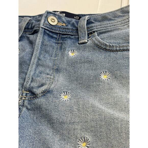 Hollister High Rise Mom 3” Size 00 w23 Daisy Embroidered Cutoff Shorts Denim - Picture 2 of 5